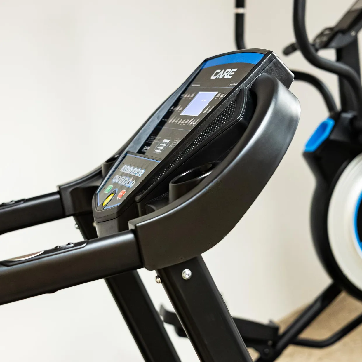 Un vélo d'appartement avec un écran de contrôle et des pédales en mouvement