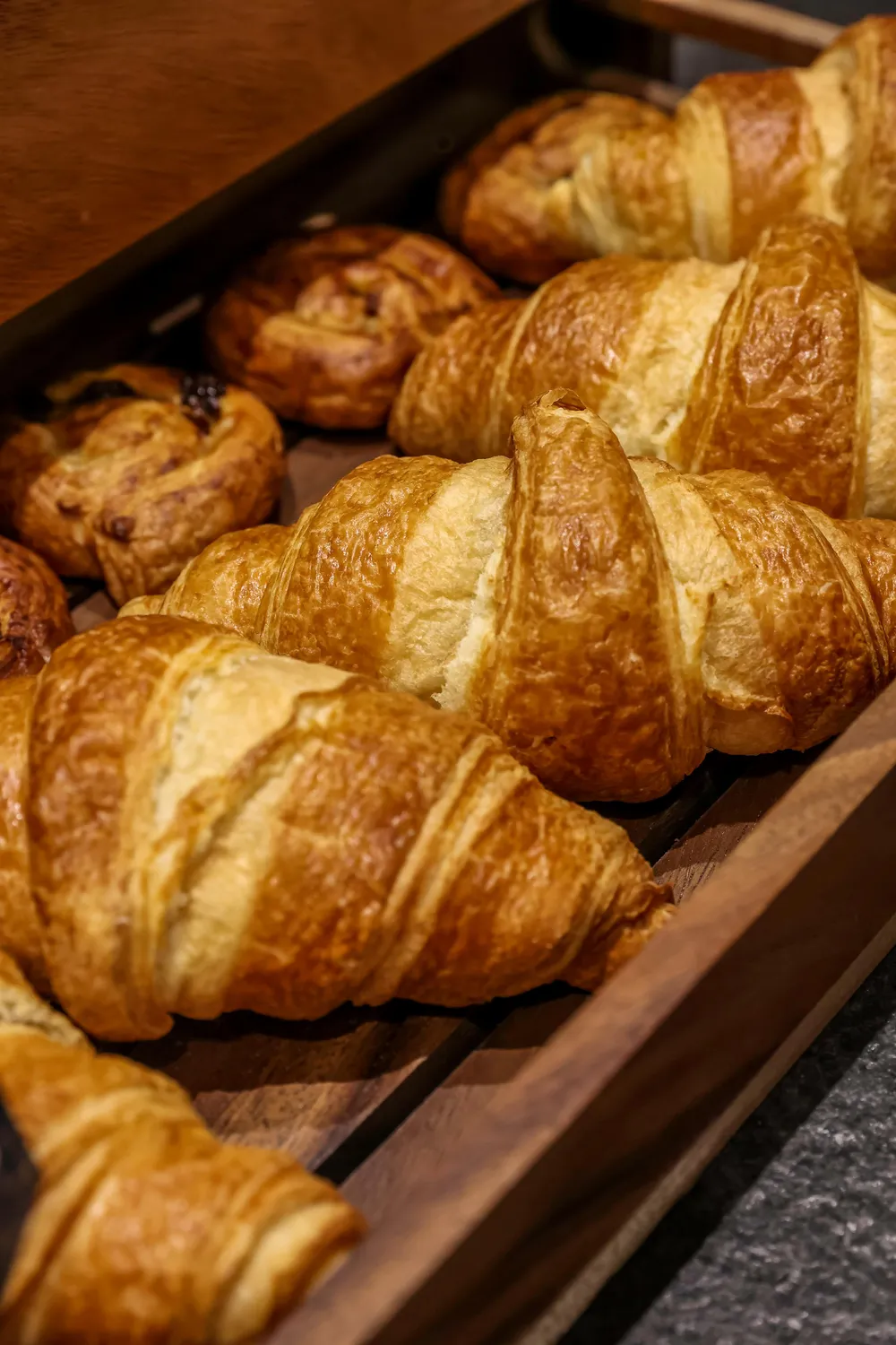 Un panier en osier contenant des croissants dorés et feuilletés