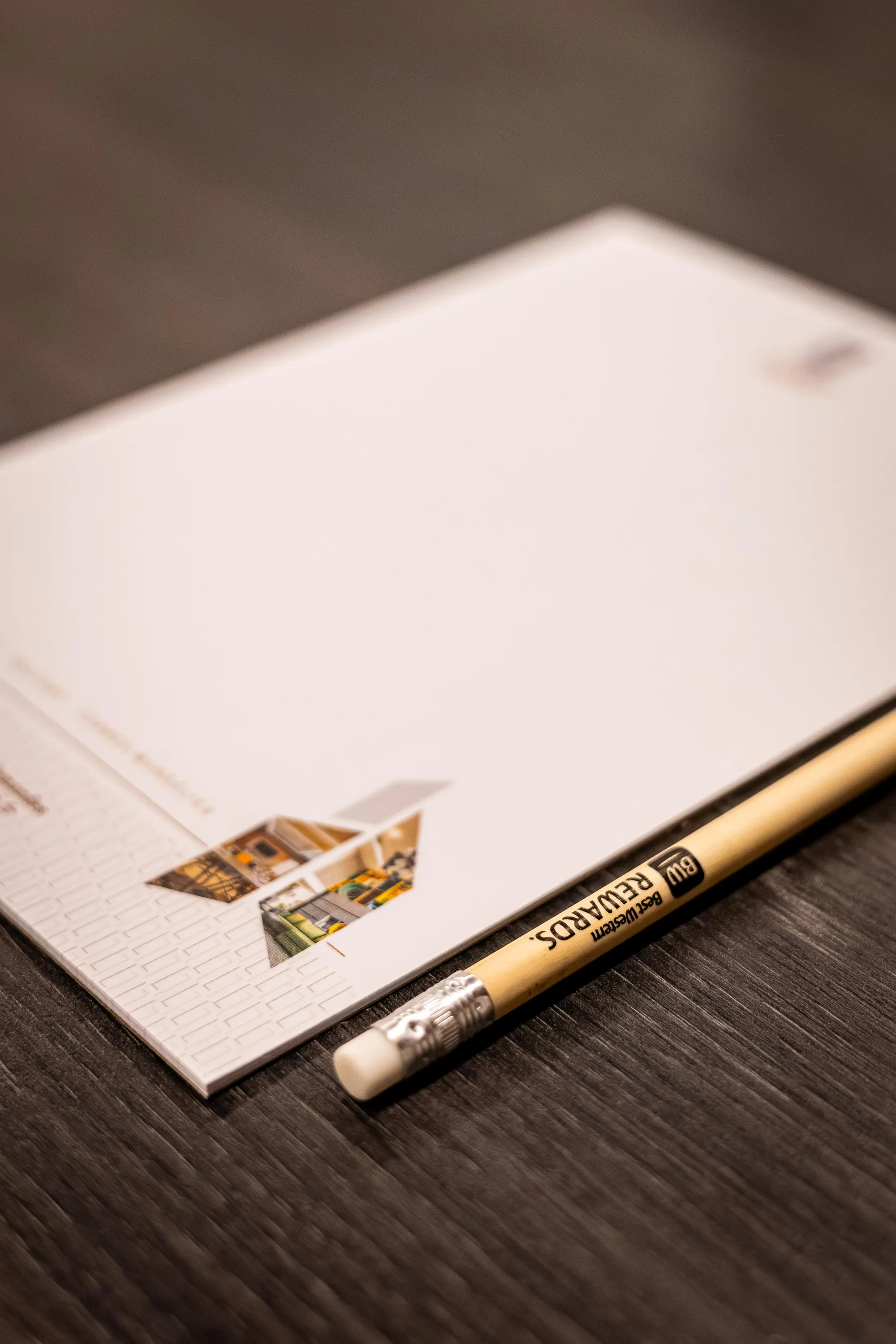 Un crayon posé sur une feuille de papier à dessin avec un croquis partiel