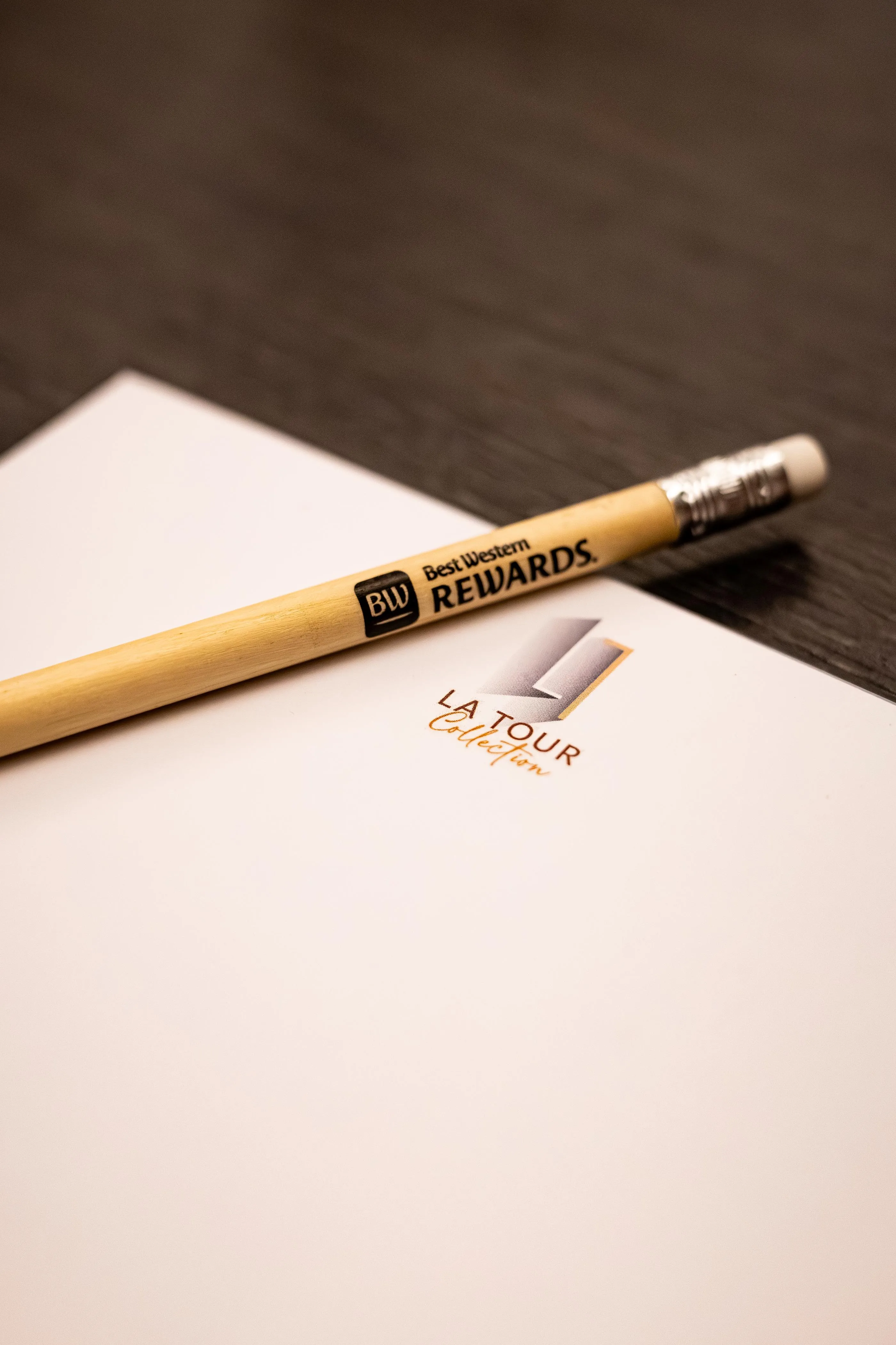 Un crayon Best Western Rewards posé sur une feuille de papier avec le logo "LA TOUR Collection"