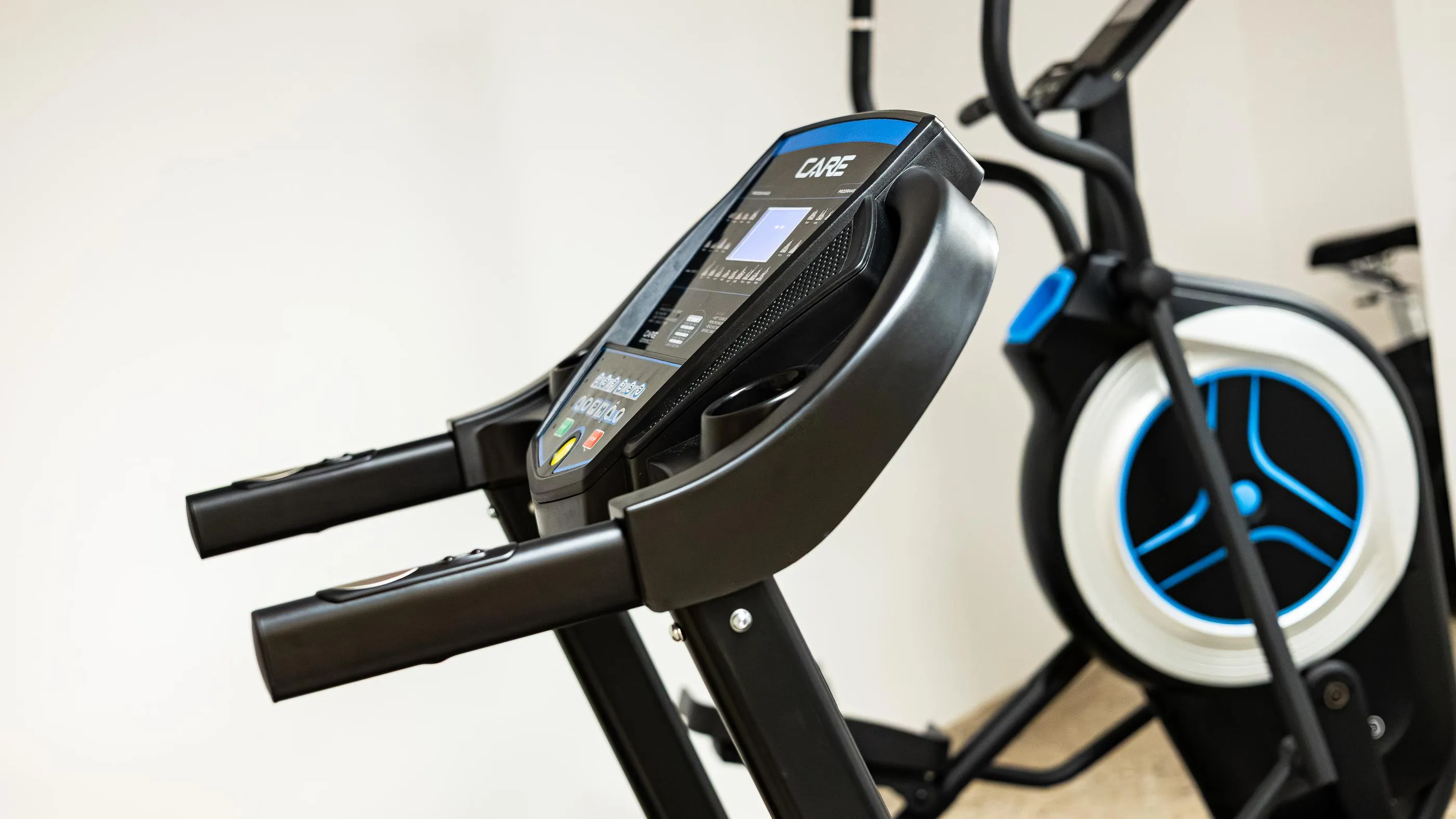 Un vélo d'appartement avec un écran de contrôle et des pédales en mouvement